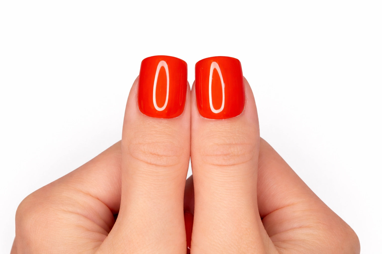 Gros plan sur le pouce avec faux ongle press-on rouge orangé laqué — design Tangerine Glow fait main — Mimi Press-On