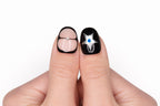 Gros plan sur le pouce avec faux ongle press-on french noire et strass — design Blue Orbit fait main — Mimi Press-On