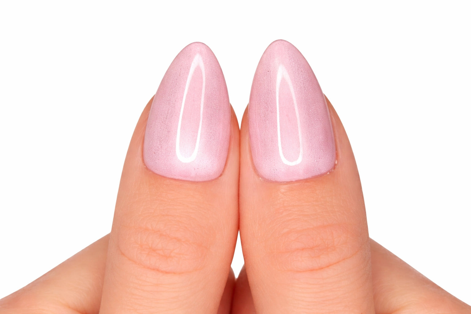 Gros plan sur le pouce avec faux ongle press-on rose lilas nacré effet shimmer — design Lip Gloss fait main — Mimi Press-On