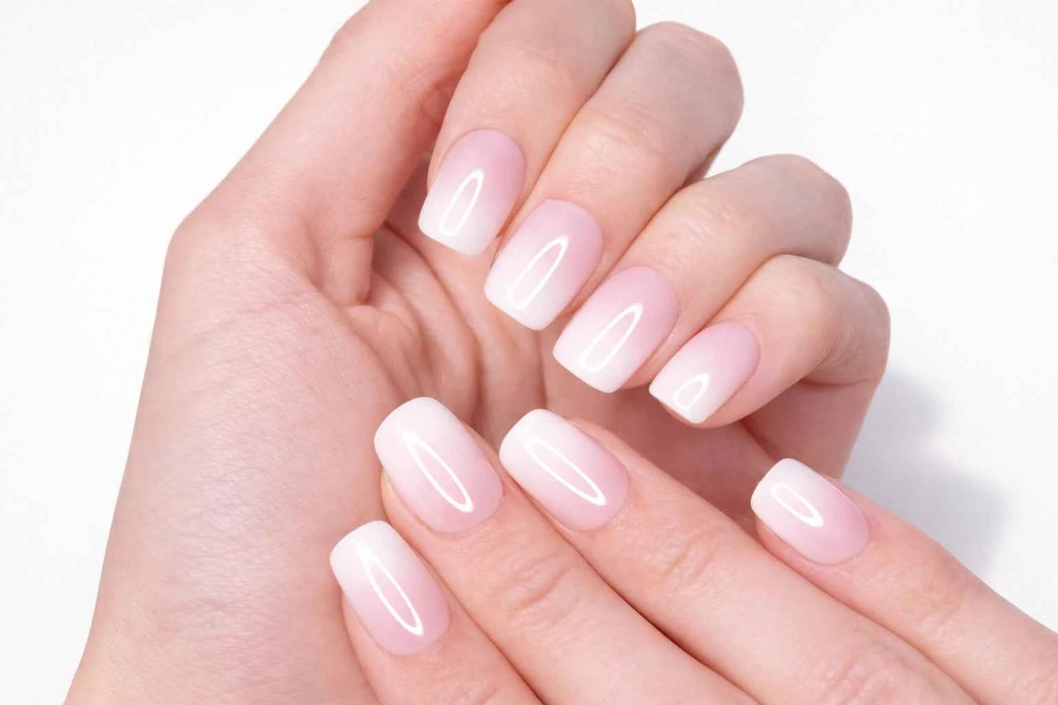 Manucure press-on baby boomer effet ombré sur ongles courts ronds — gel professionnel fait main — Mimi Press-On