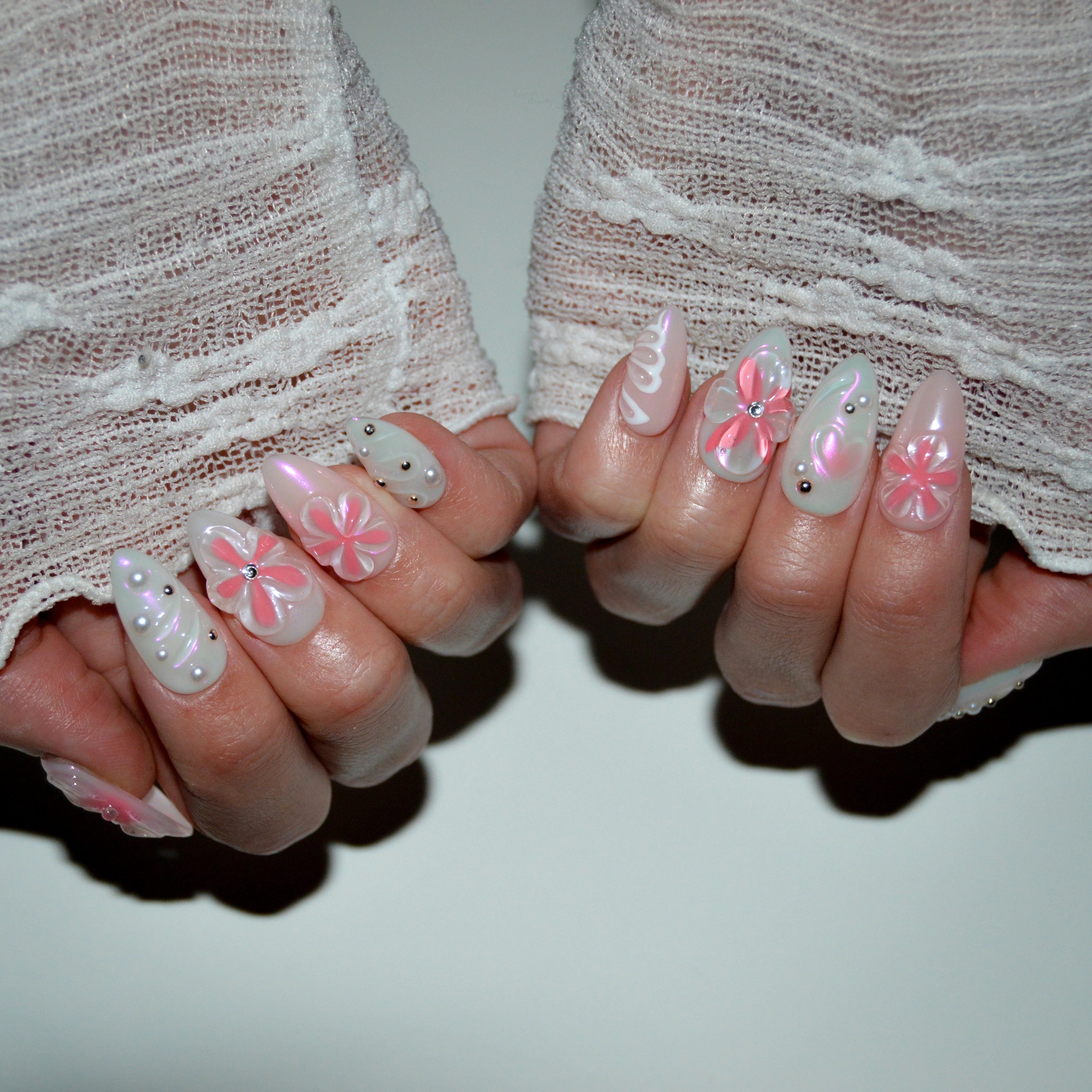 Faux ongles Pink Fever avec fleurs 3D, détails perlés et nuances rose-blanc, manucure en gel et acrylique faite main.