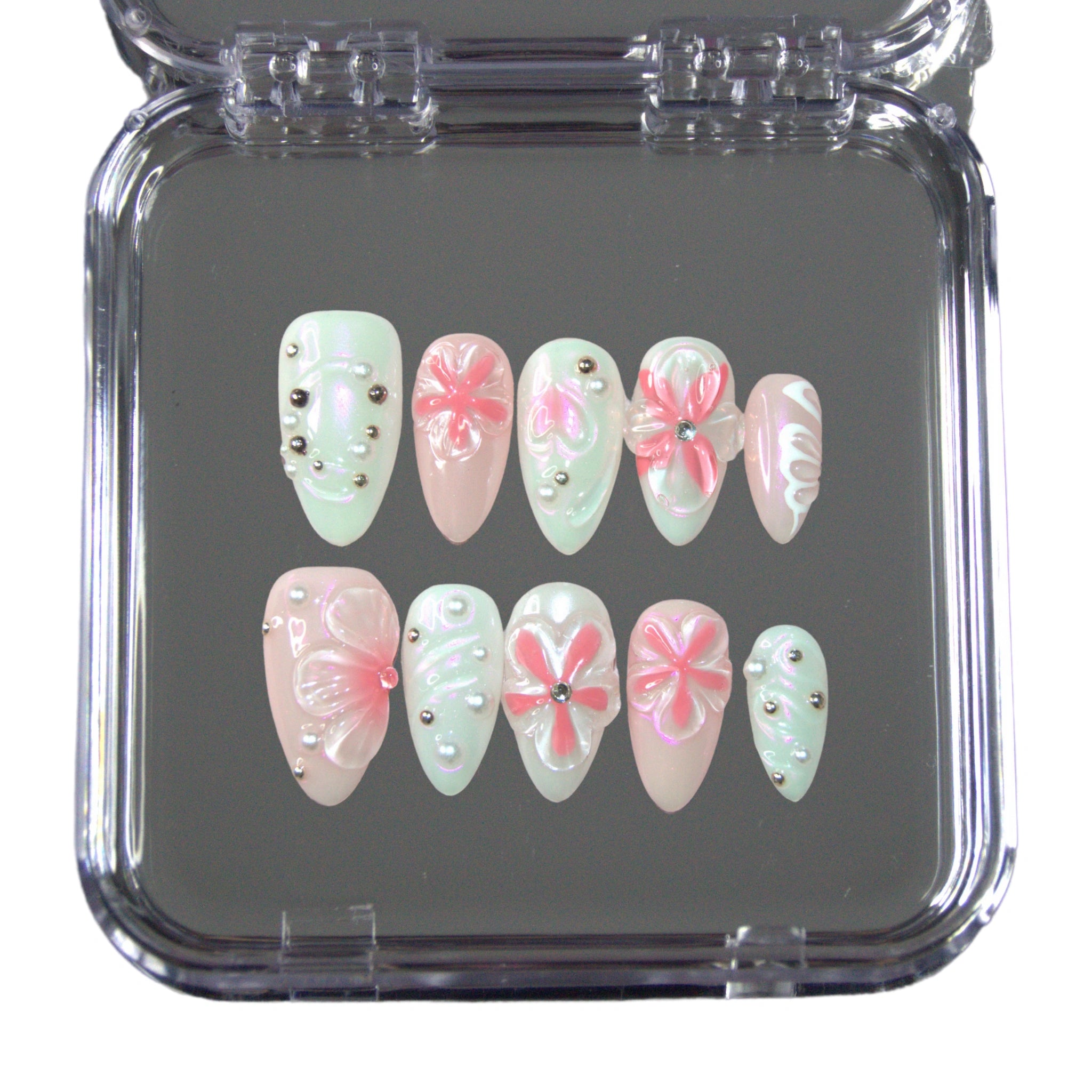 Faux ongles press-on Pink Fever en gel et acrylique, design rose et blanc en 3D avec fleurs sculptées, faits main par Mimi Press-on.