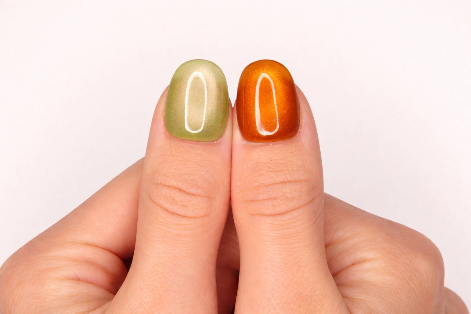 Détail de l'effet cat eye magnétique sur faux ongle press-on multicolore fait main — Gros plan sur les pouces - Mimi Press-On