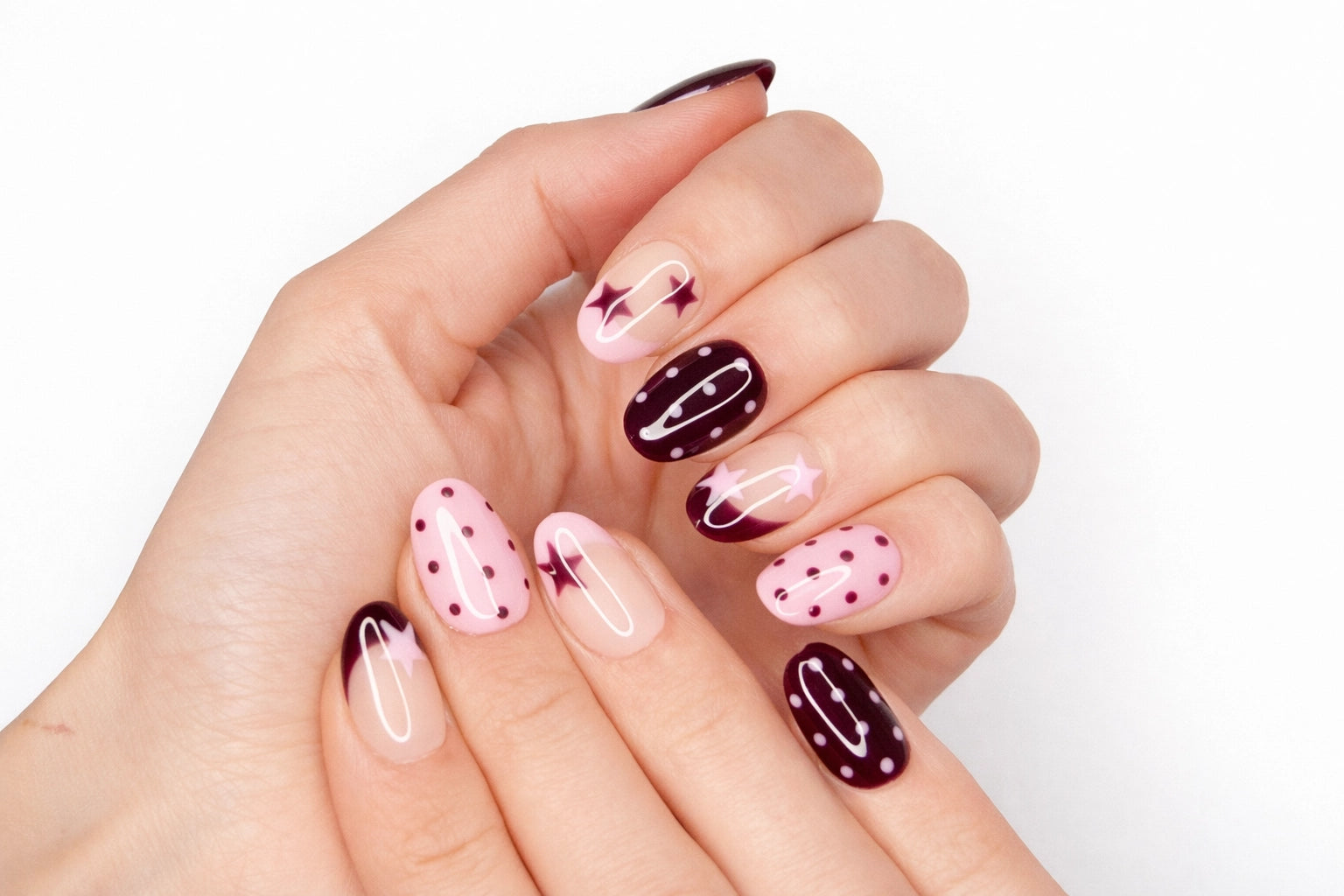 Manucure press-on mix and match étoiles bordeaux sur base nude et pois roses — gel professionnel fait main — Mimi Press-On
