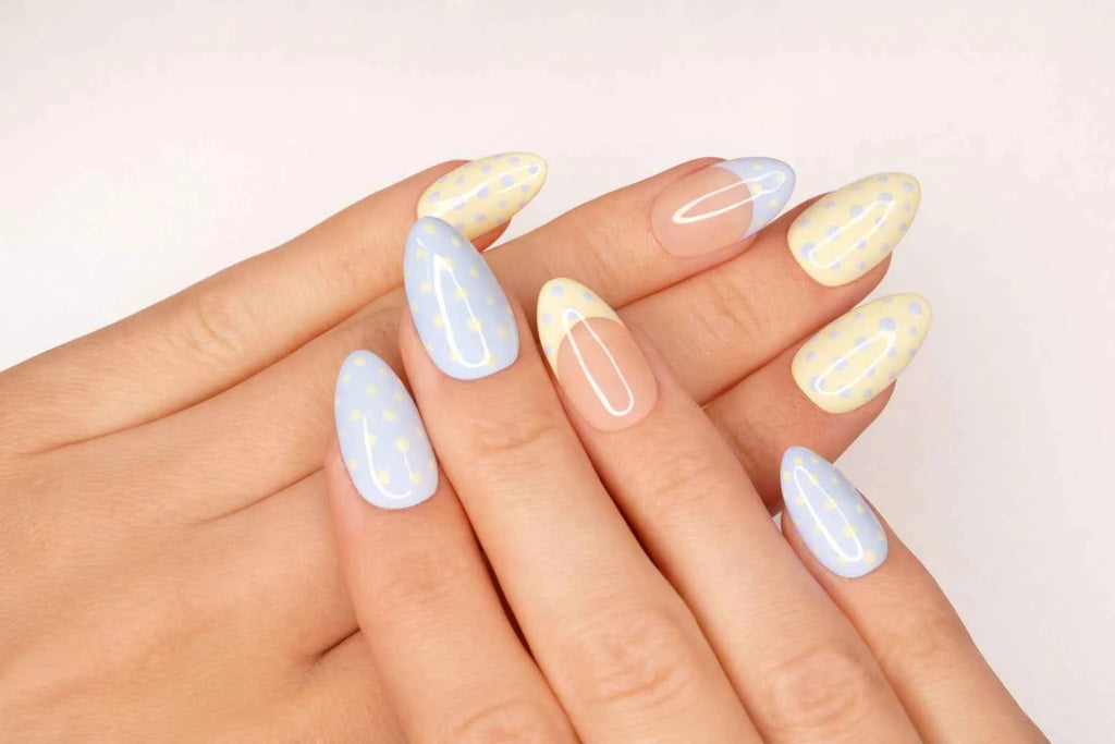 Manucure press-on Baby Dots en forme amande — nail art à pois bleu layette et accent rose — Mimi Press-On