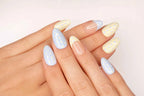 Manucure press-on Baby Dots en forme amande — nail art à pois bleu layette et accent rose — Mimi Press-On