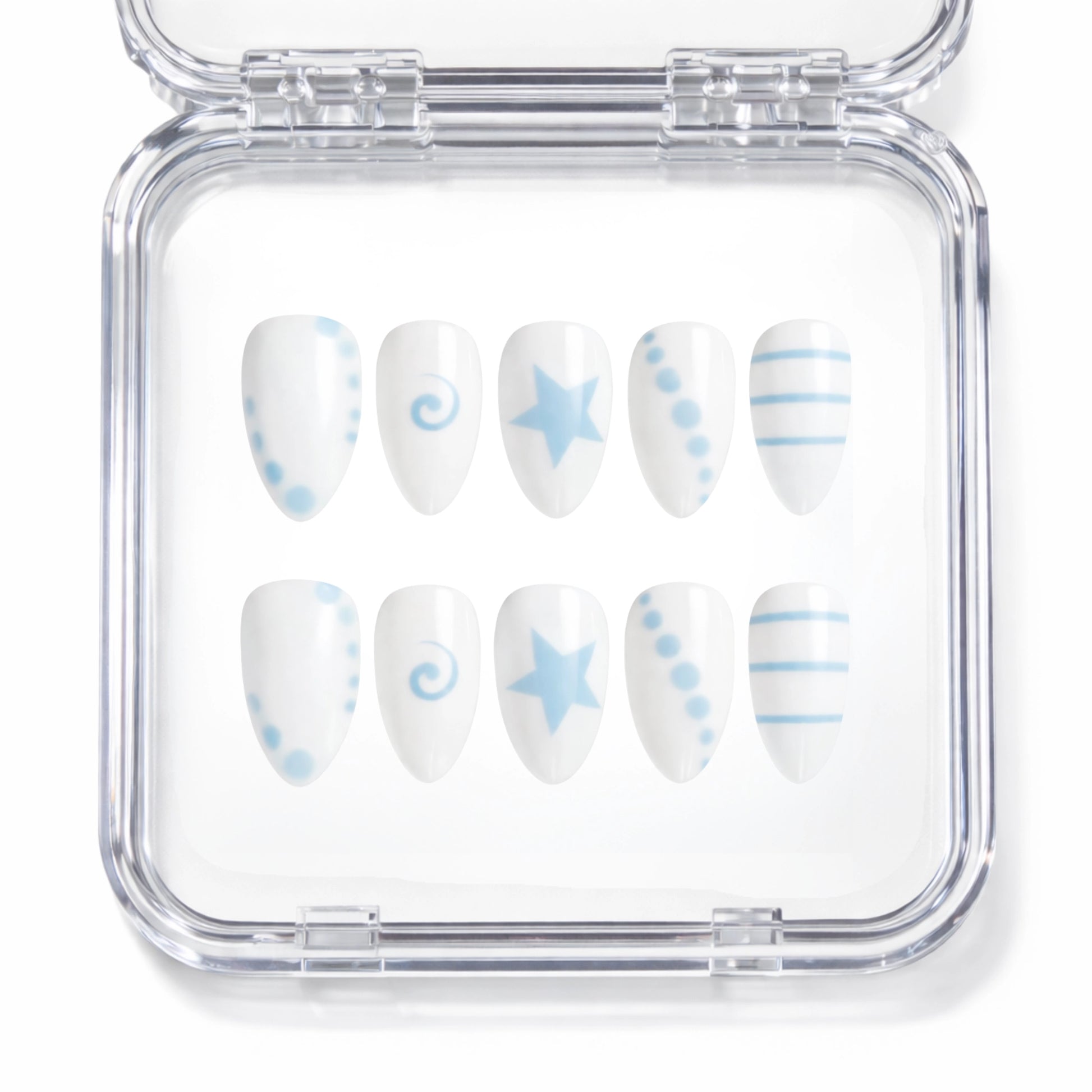 Set de 10 faux ongles press-on Cloud Star blancs avec motifs bleu ciel dans leur boîtier — étoiles pois spirales faits main — Mimi Press-On
