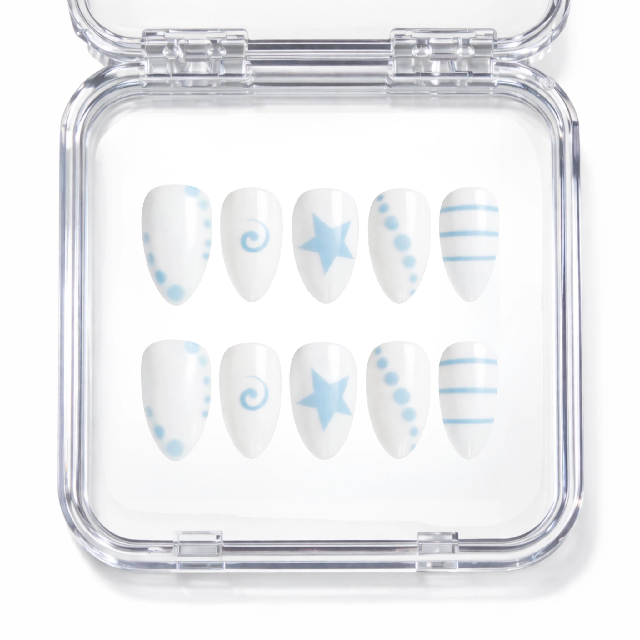 Set de 10 faux ongles press-on Cloud Star blancs avec motifs bleu ciel dans leur boîtier — étoiles pois spirales faits main — Mimi Press-On