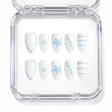 Set de 10 faux ongles press-on Cloud Star blancs avec motifs bleu ciel dans leur boîtier — étoiles pois spirales faits main — Mimi Press-On