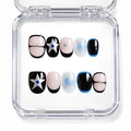 Set de 10 faux ongles press-on Blue Orbit étoiles argentées et spirales bleu sur noir dans leur boîtier — faits main en gel — Mimi Press-On