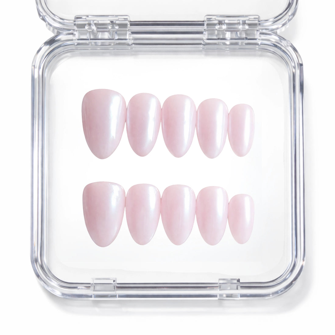 Set de 10 faux ongles press-on Hailey rose pâle nacré effet glazed dans leur boîtier — faits main en gel — Mimi Press-On