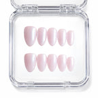 Set de 10 faux ongles press-on Hailey rose pâle nacré effet glazed dans leur boîtier — faits main en gel — Mimi Press-On