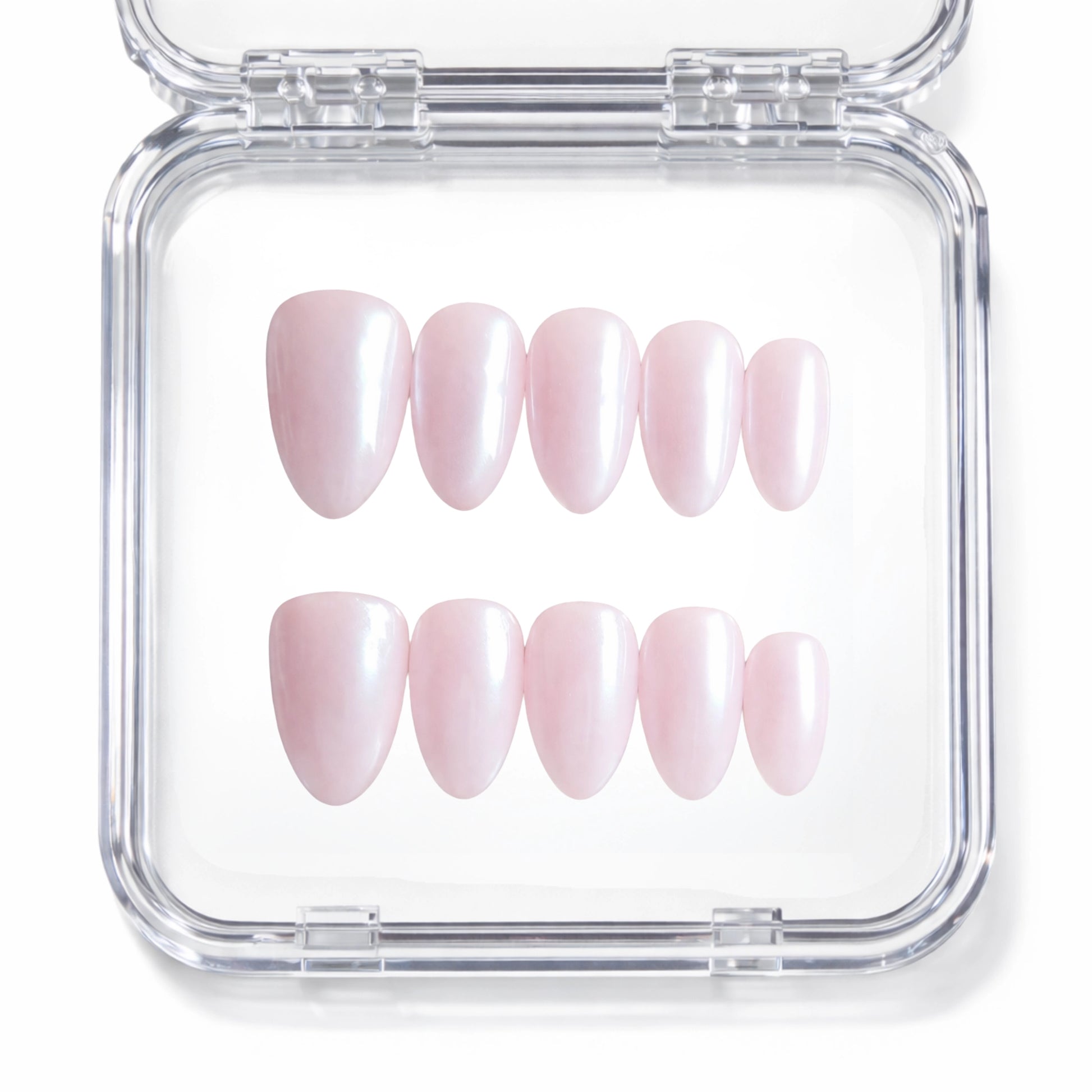 Set de 10 faux ongles press-on Hailey rose pâle nacré effet glazed dans leur boîtier — faits main en gel — Mimi Press-On