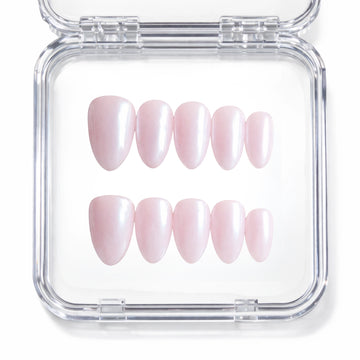 Set de 10 faux ongles press-on Hailey rose pâle nacré effet glazed dans leur boîtier — faits main en gel — Mimi Press-On