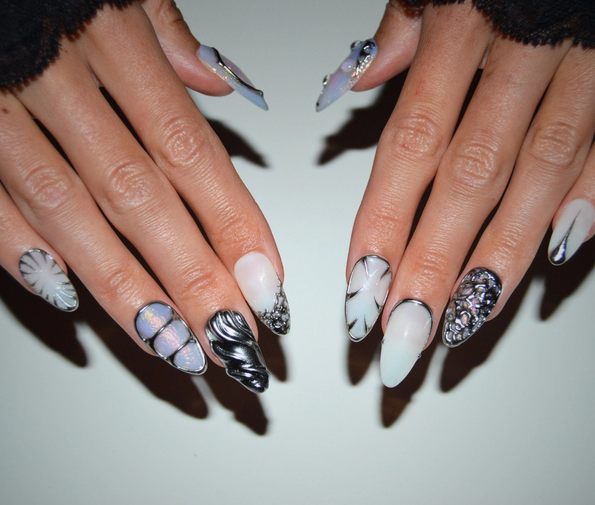Pose de press-on nails Liquid Metal, design noir et argent liquide effet 3D, faits main en gel et acrylique haut de gamme.