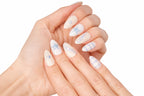 Manucure press-on Cloud Star en forme amande — rayures spirales et étoiles bleu pastel sur blanc — Mimi Press-On