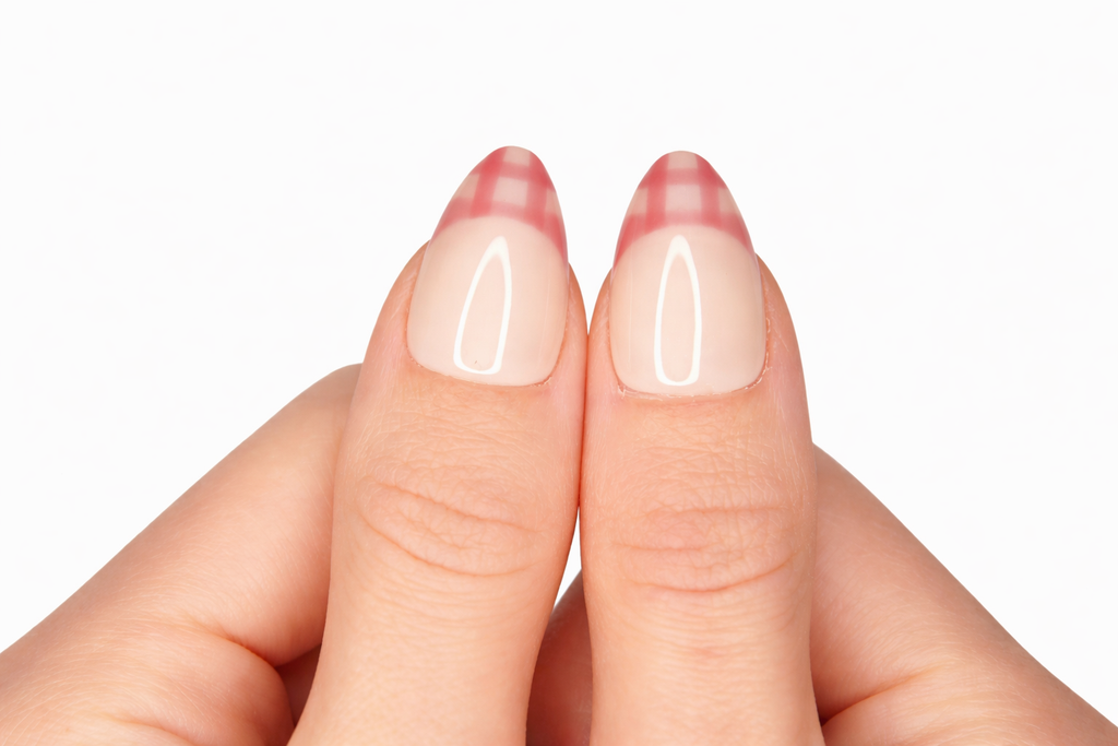 Gros plan sur le pouce avec faux ongle press-on coccinelle peinte sur base blanc crème — design Lady Bug fait main — Mimi Press-On
