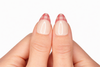 Gros plan sur le pouce avec faux ongle press-on coccinelle peinte sur base blanc crème — design Lady Bug fait main — Mimi Press-On