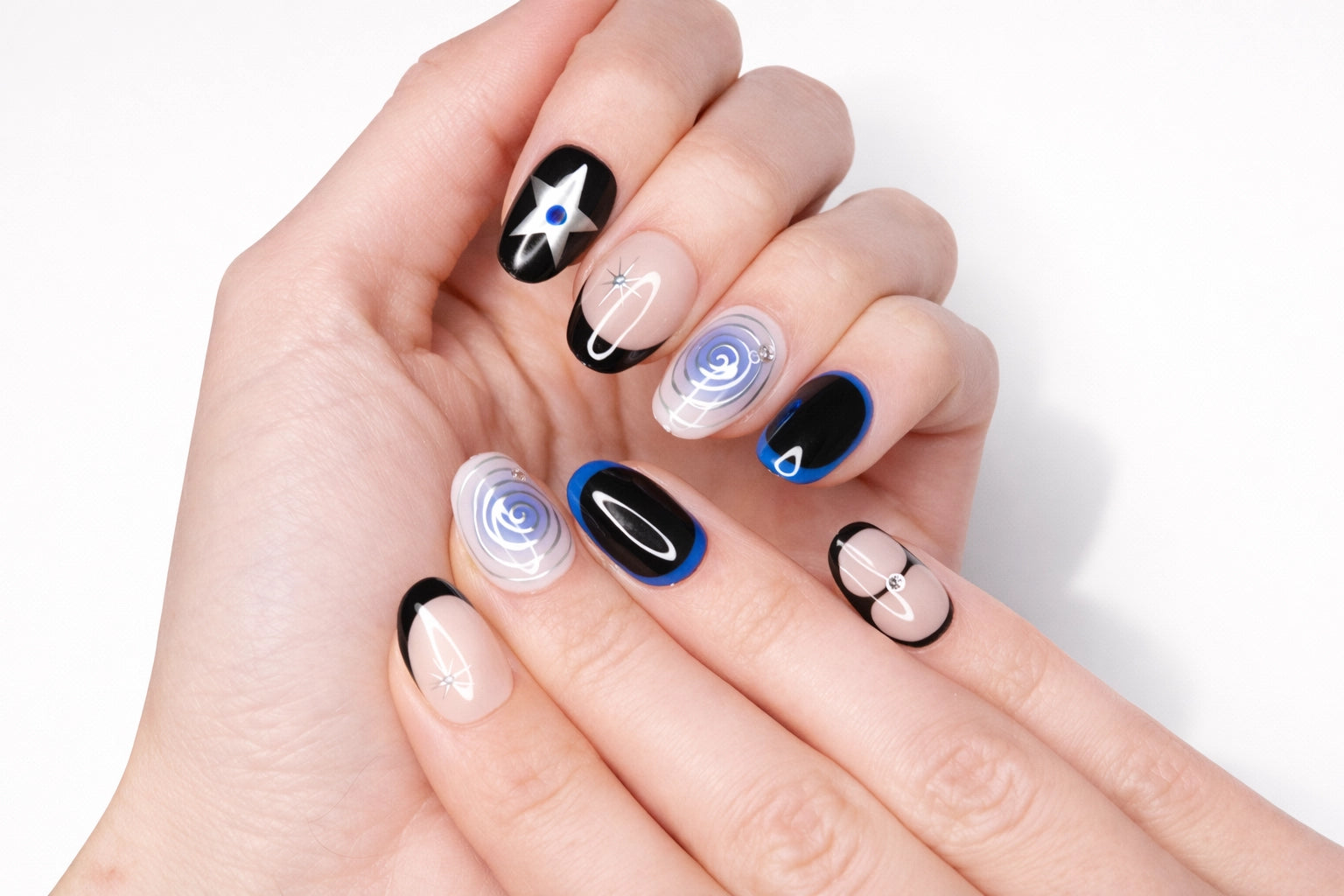 Manucure press-on Blue Orbit mix and match — french noire avec strass et motif étoile sur base nude — Mimi Press-On