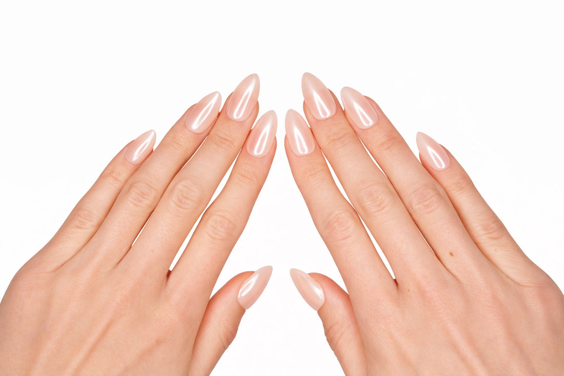Set de 10 faux ongles press-on Hailey rose pâle nacré effet glazed dans leur boîtier — faits main en gel — Mimi Press-On