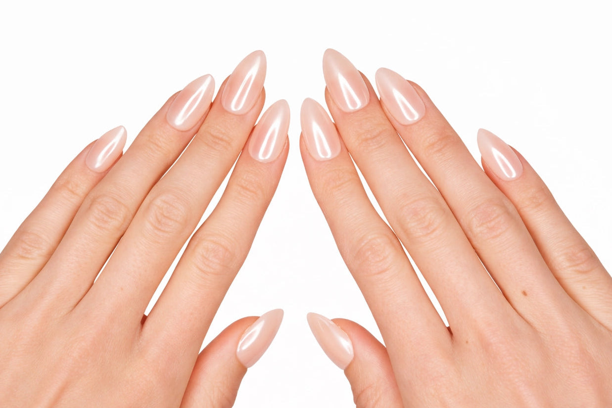 Faux ongles press-on Hailey portés sur la main — rose nacré effet glazed donut en forme amande — Mimi Press-On