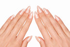 Faux ongles press-on Hailey portés sur la main — rose nacré effet glazed donut en forme amande — Mimi Press-On