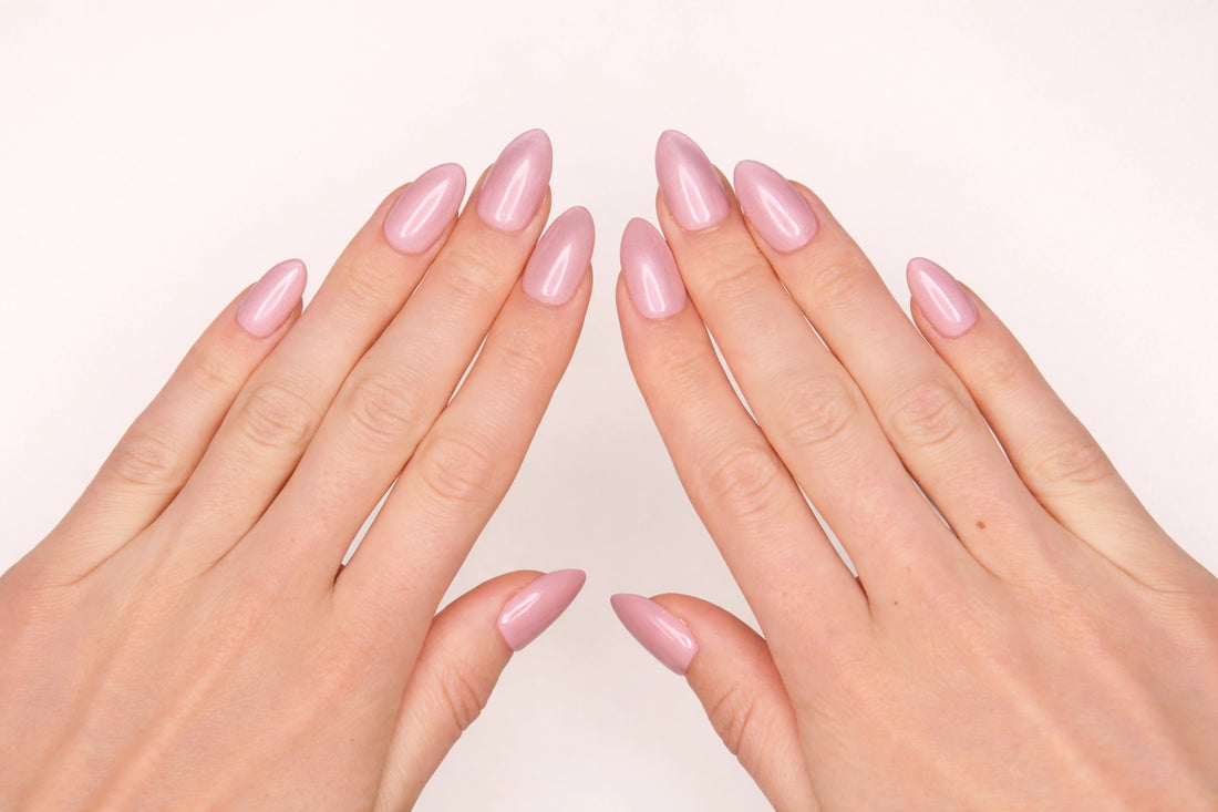 Set de 10 faux ongles press-on Lip Gloss rose lilas nacré irisé dans leur boîtier — faits main en gel — Mimi Press-On