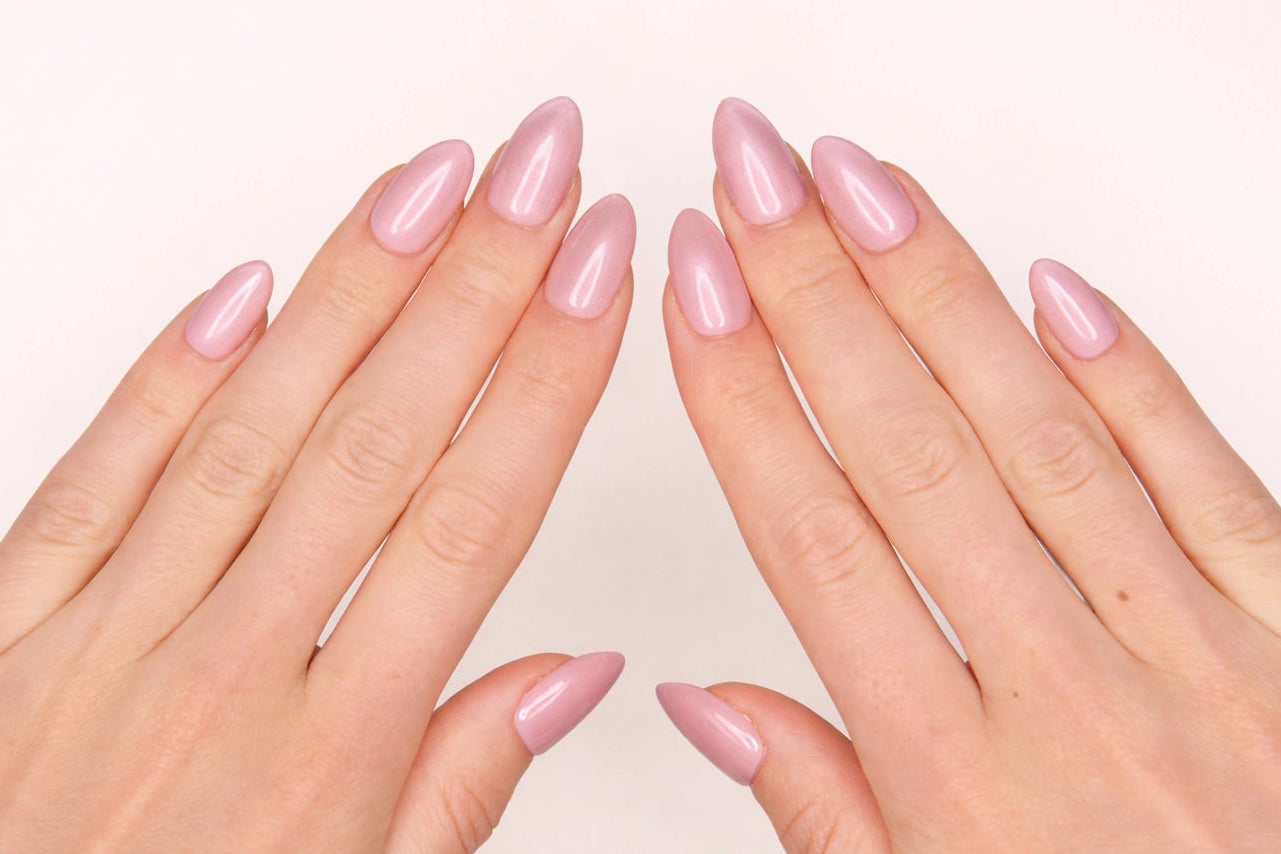 Faux ongles press-on Lip Gloss portés sur la main — rose lilas shimmer aux reflets irisés en forme amande — Mimi Press-On