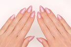 Faux ongles press-on Lip Gloss portés sur la main — rose lilas shimmer aux reflets irisés en forme amande — Mimi Press-On