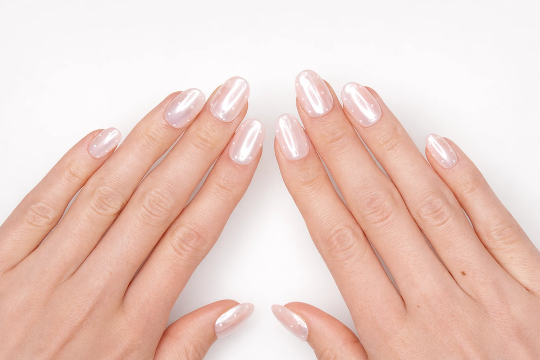 Set de 10 faux ongles press-on Hailey Dots rose poudré à pois blancs dans leur boîtier — faits main en gel — Mimi Press-On