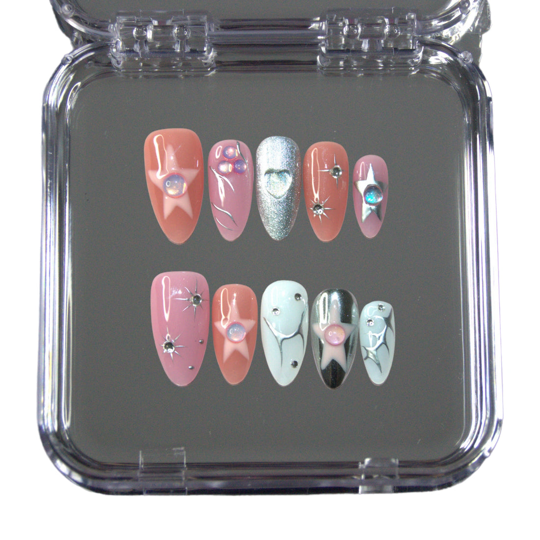 Faux ongles Metallic Muse en gel et acrylique avec finitions métalliques et détails sculptés.