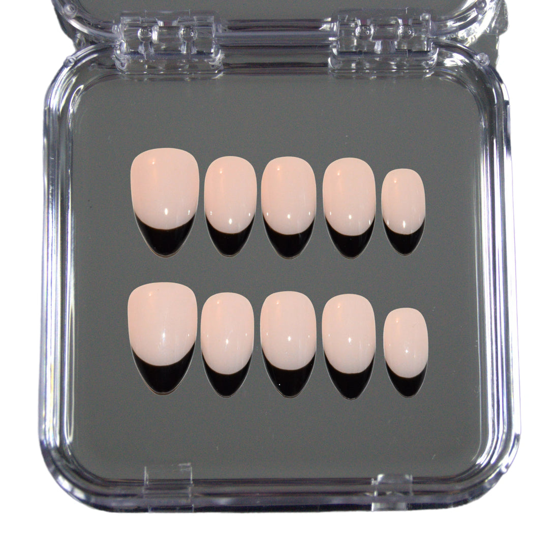 Coffret Mimi du modèle « Midnight Paris », press-on nails French noir faits main en gel et acrylique haut de gamme, présentation du set complet.