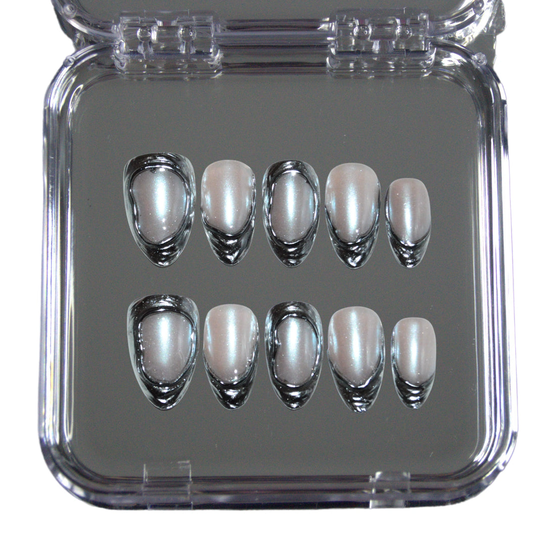 Boîte Mimi contenant les press-on Sylver, design chrome liquide artisanal.