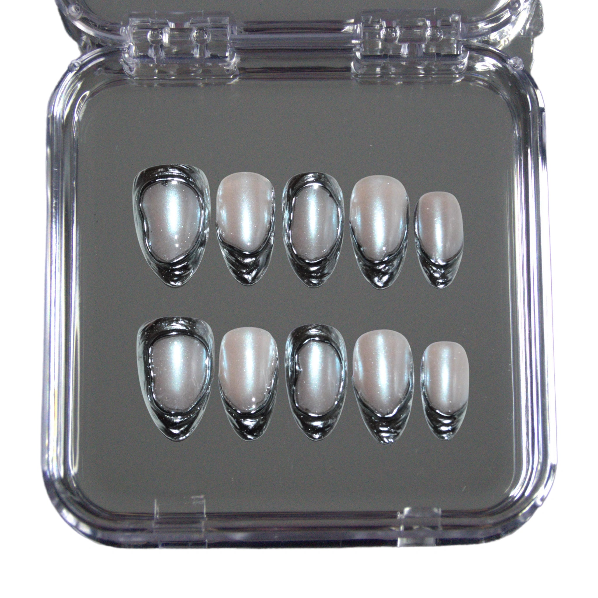 Boîte Mimi contenant les press-on Sylver, design chrome liquide artisanal.