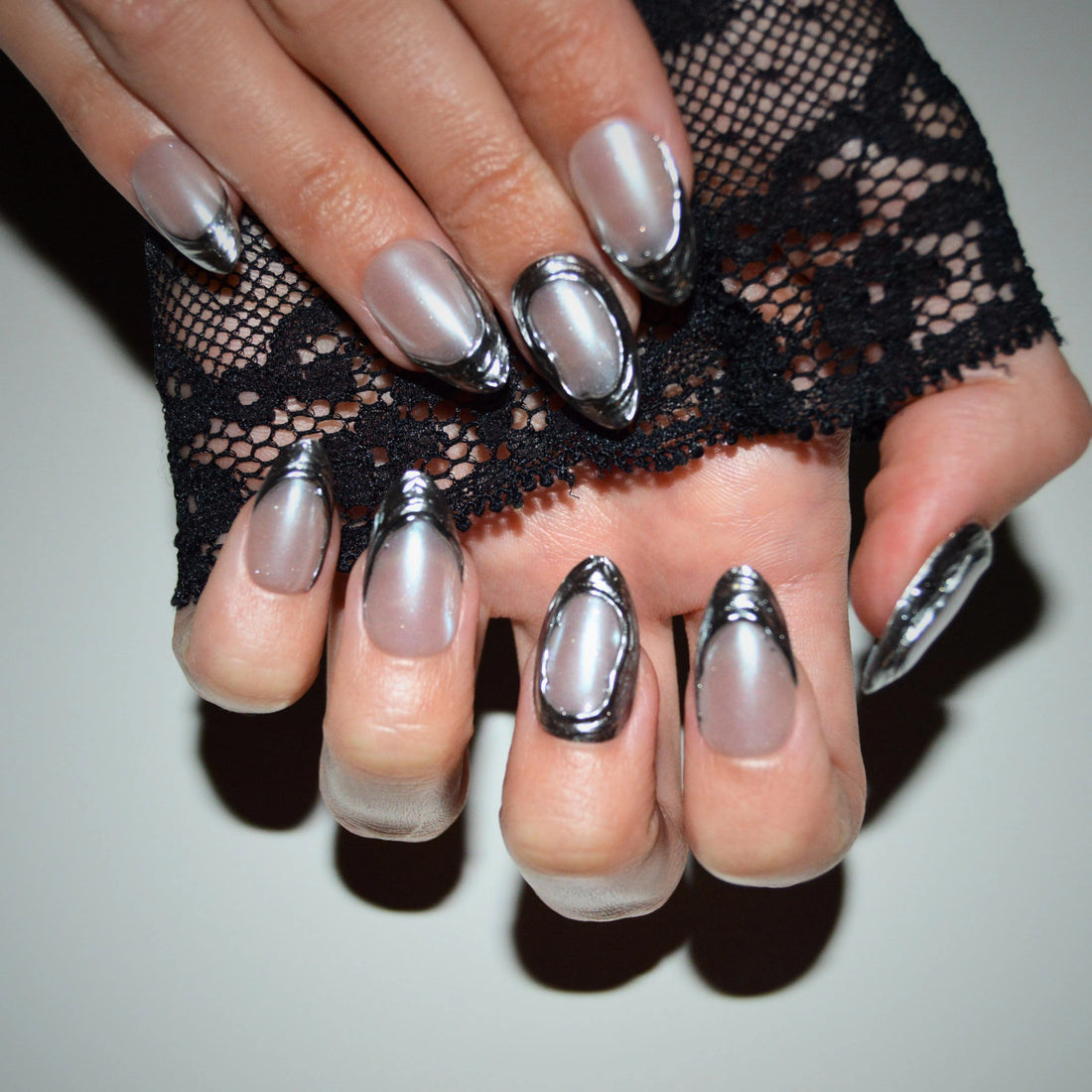 Boîte Mimi contenant les press-on Sylver, design chrome liquide artisanal.