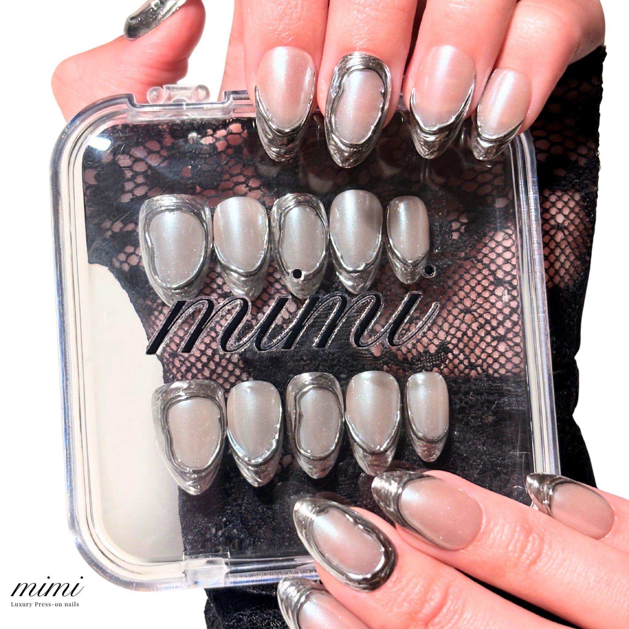 Press-on nails argenté métallisé Mimi, effet 3D chromé fait main en gel et acrylique.