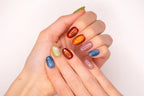 Faux ongles press-on cat eye multicolore portés sur la main — reflets magnétiques colorés — Mimi Press-On