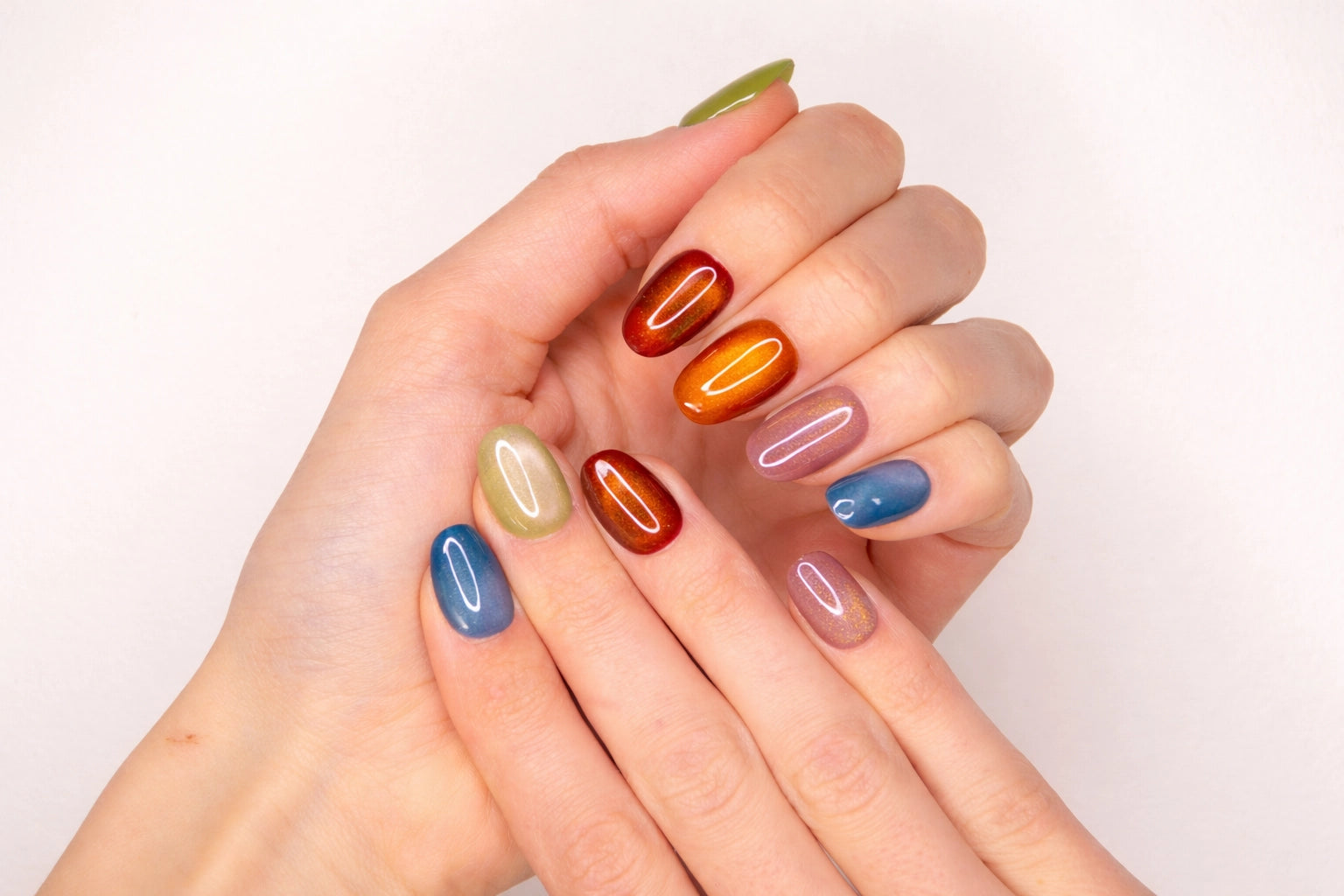 Faux ongles press-on cat eye multicolore portés sur la main — reflets magnétiques colorés — Mimi Press-On