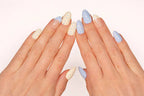 Faux ongles press-on polka dot pastel portés sur la main — pois bleu ciel et blanc sur fond crème — Mimi Press-On