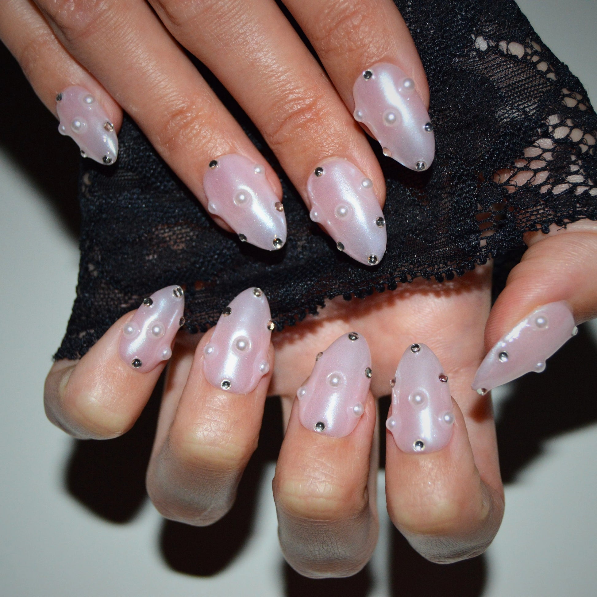 Ongles press-on Opal Dew effet nacré avec perles 3D et détails métalliques, confectionnés à la main en gel et acrylique.