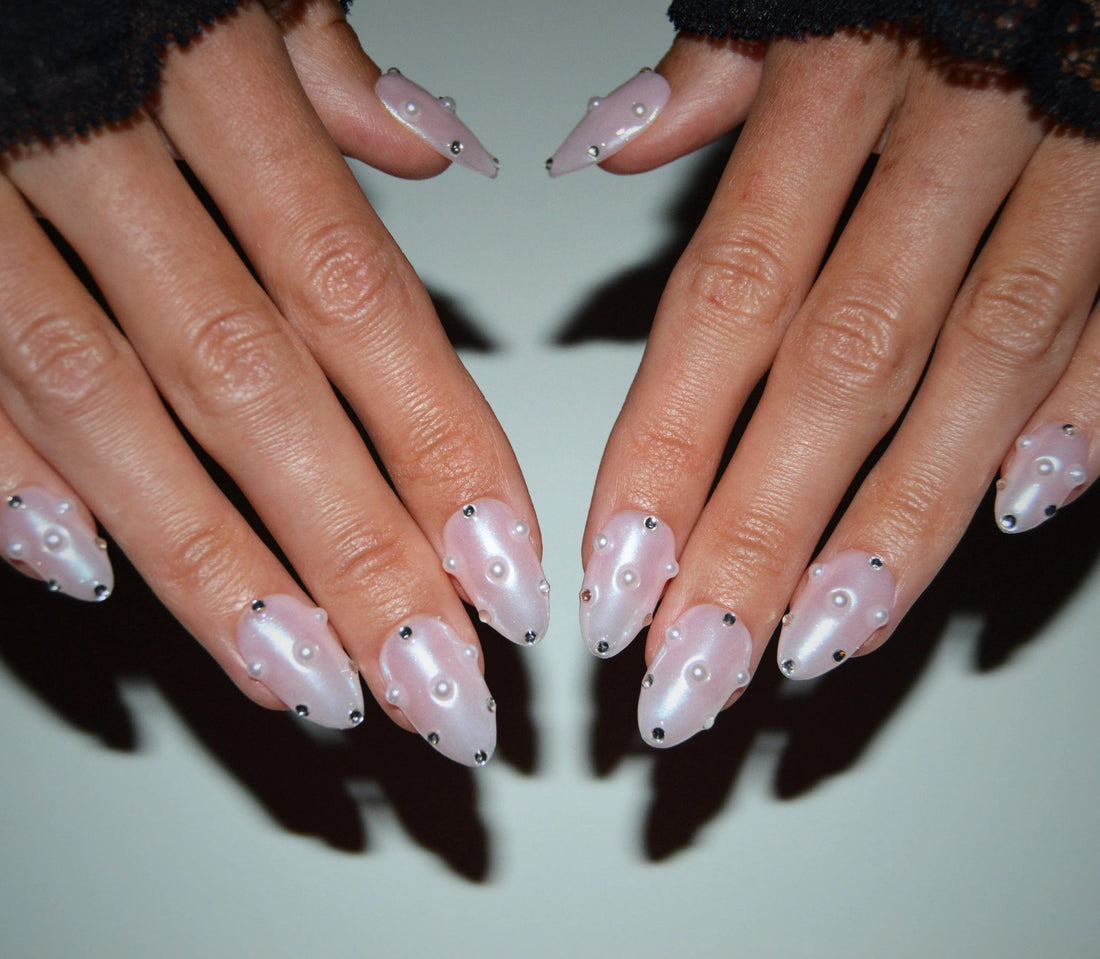 Coffret des press-on Opal Dew roses nacrés ornés de perles et strass, faits main en gel et acrylique premium.