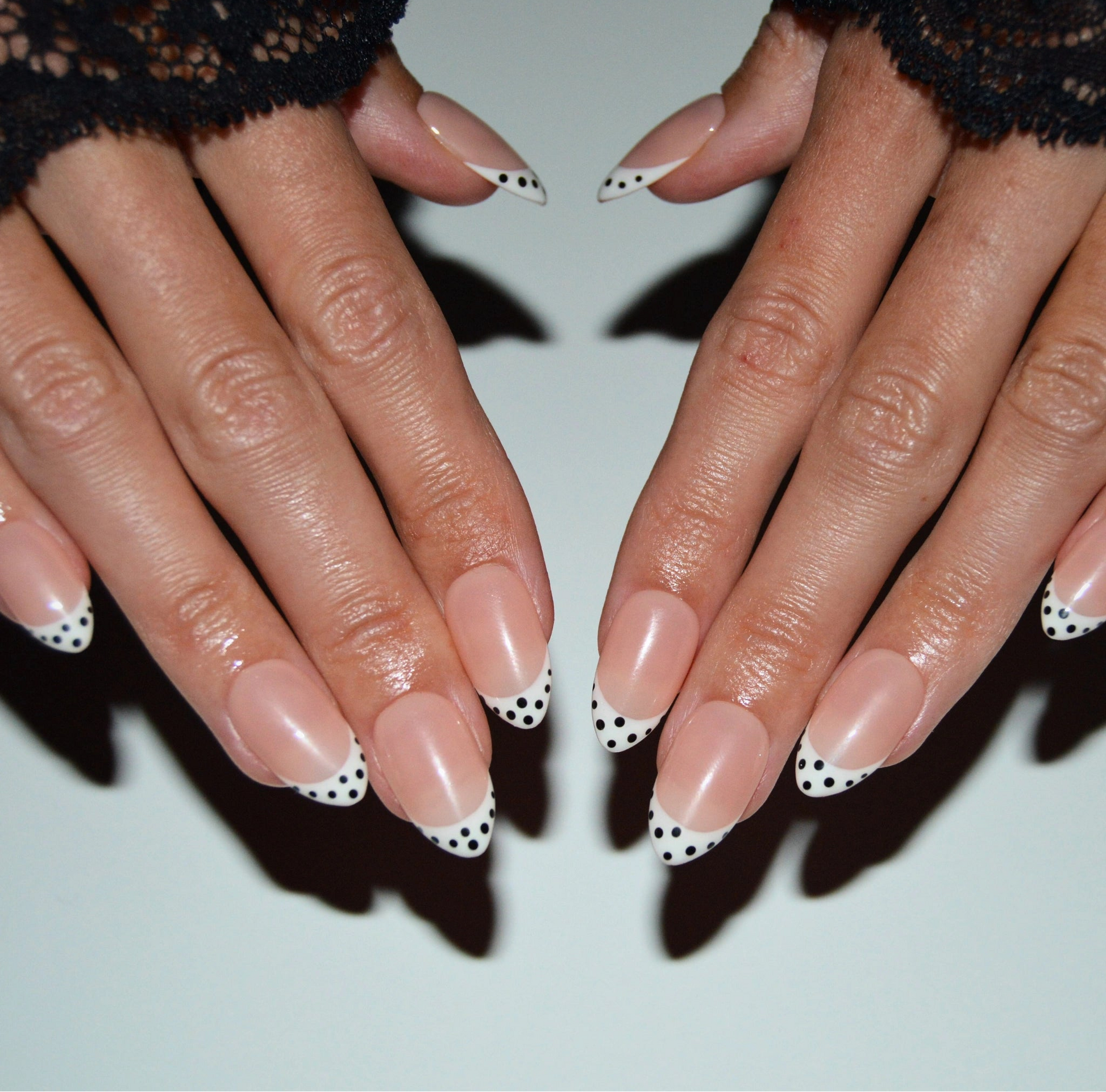 Press-on nails french nude à pointe blanche et pois noirs, faits main en gel et acrylique haut de gamme – modèle Polka Dots
