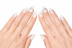 Faux ongles press-on Cloud Star portés sur la main — motifs étoiles et pois bleu ciel sur base blanche — Mimi Press-On