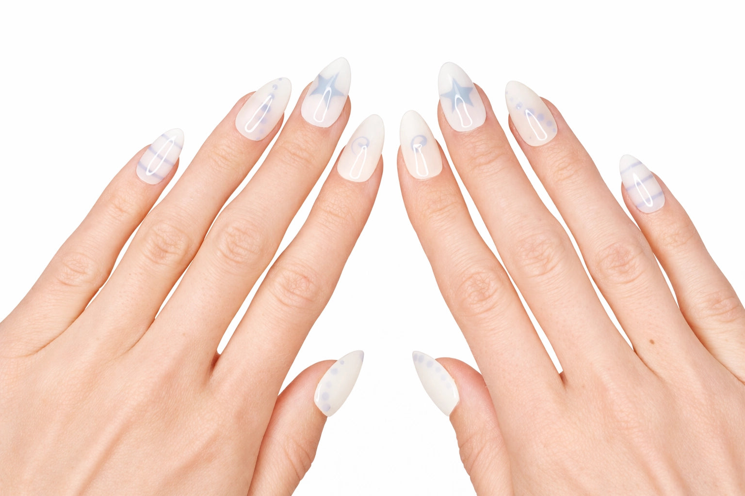 Faux ongles press-on Cloud Star portés sur la main — motifs étoiles et pois bleu ciel sur base blanche — Mimi Press-On