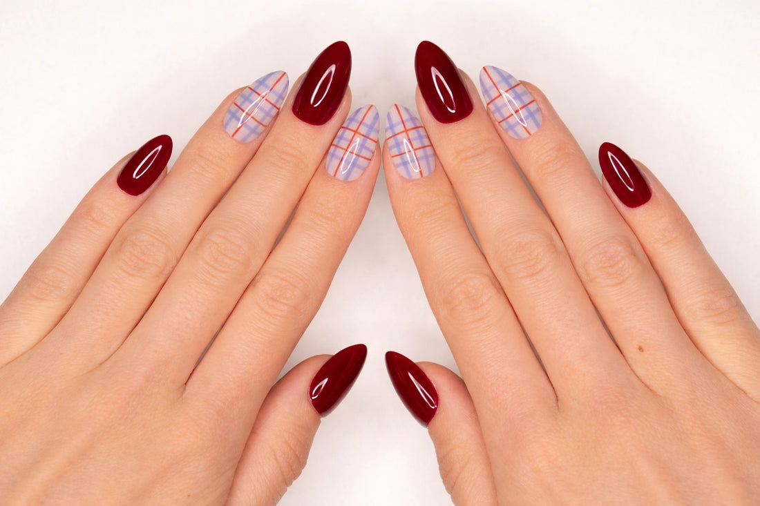 Set de 10 faux ongles press-on Plaid bordeaux cerise et tartan bleu rouge dans leur boîtier — faits main en gel — Mimi Press-On