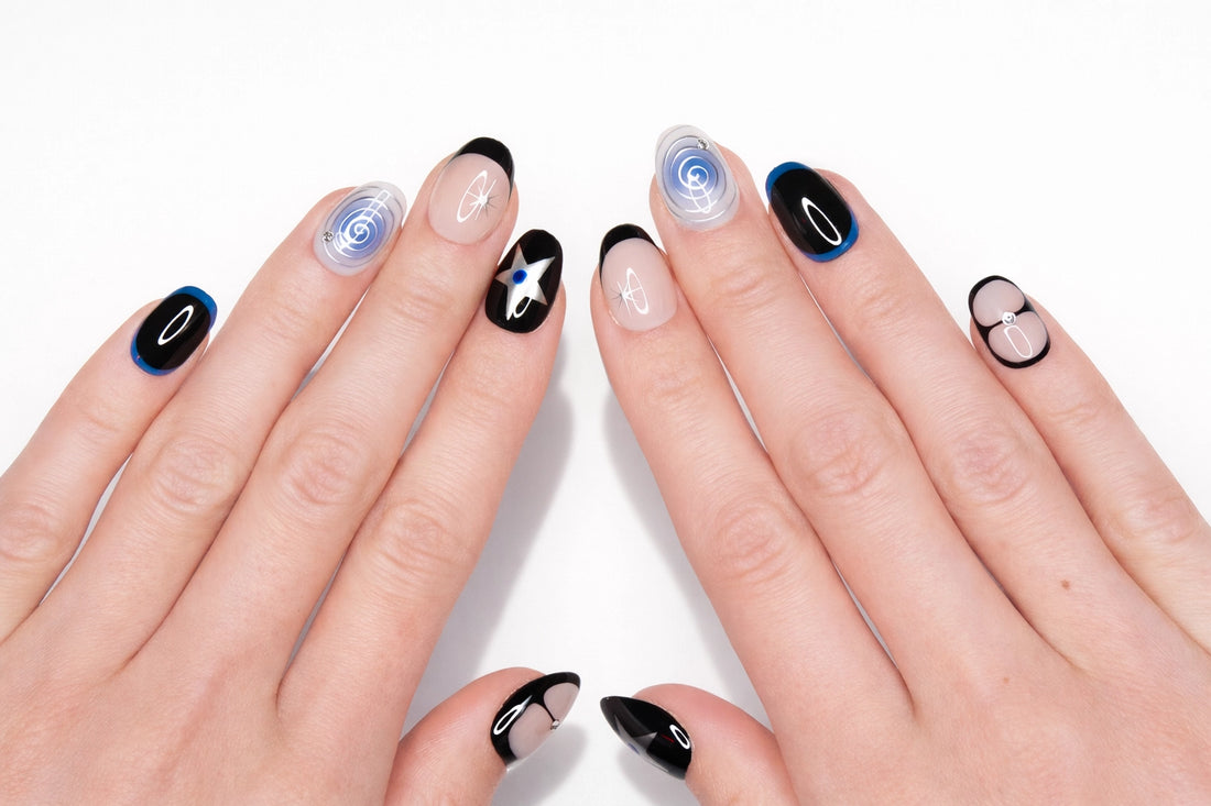 Set de 10 faux ongles press-on Blue Orbit étoiles argentées et spirales bleu sur noir dans leur boîtier — faits main en gel — Mimi Press-On