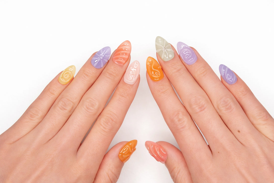 Set de 10 faux ongles press-on Jelly Bean avec reliefs 3D pastel multicolores dans leur boîtier — fleurs spirales et coquillages faits main — Mimi Press-On