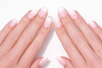 Faux ongles press-on baby boomer portés sur la main — dégradé rose poudré vers blanc naturel — Mimi Press-On