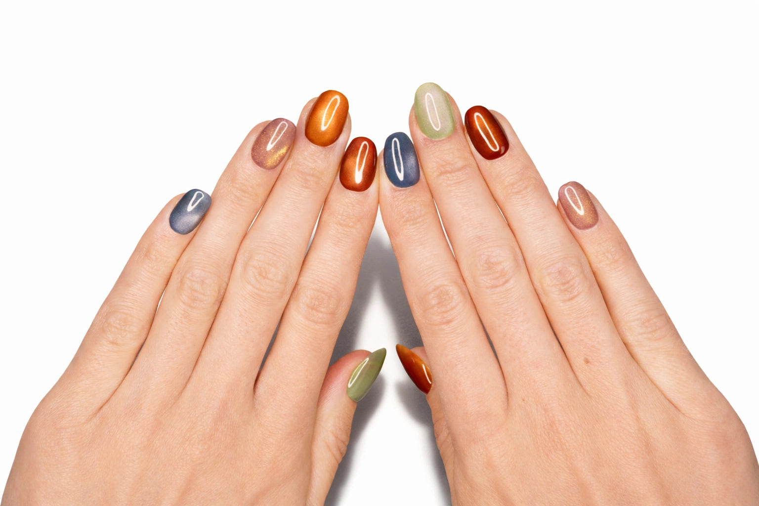 Faux ongles press-on cat eye multicolore portés sur les mains — reflets colorés — Mimi Press-On