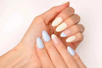 Faux ongles press-on Baby Dots en forme amande — set porté sur les mains — Mimi Press-On
